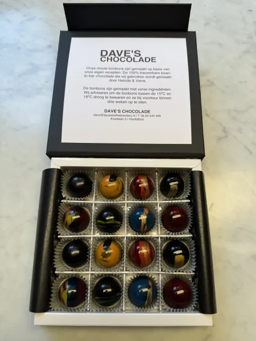 Handgemaakte bonbons van Dave's Chocolade, gemaakt met bean to bar chocolade